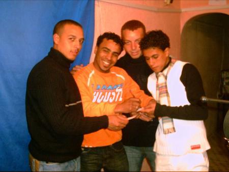 ok c'est un photo avec mes amis et moi je suis le gas qui porte pontalon blon